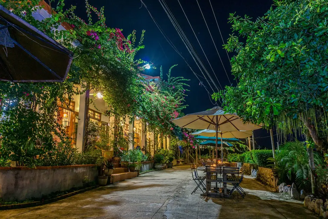 Bong Lai Valley: Front garden area