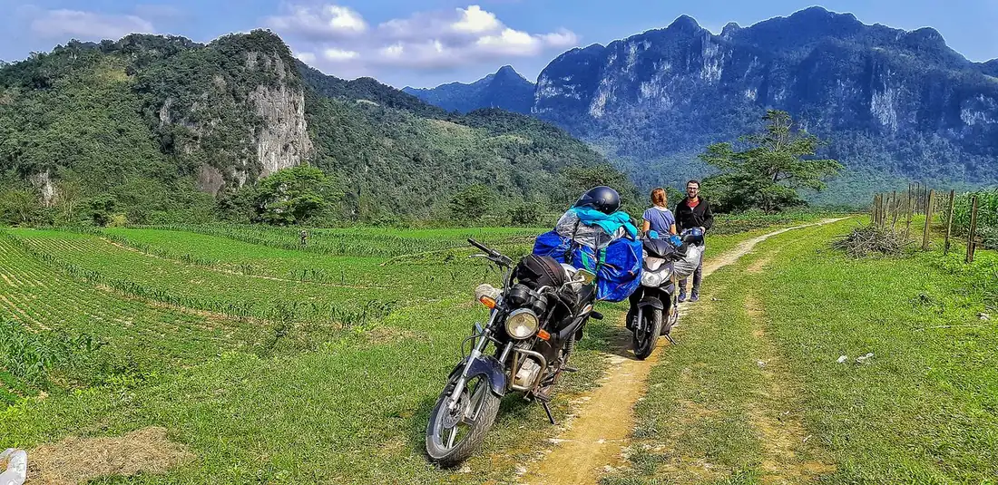 Des motards sur la route Ho Chi Minh, la branche ouest à travers le parc national.