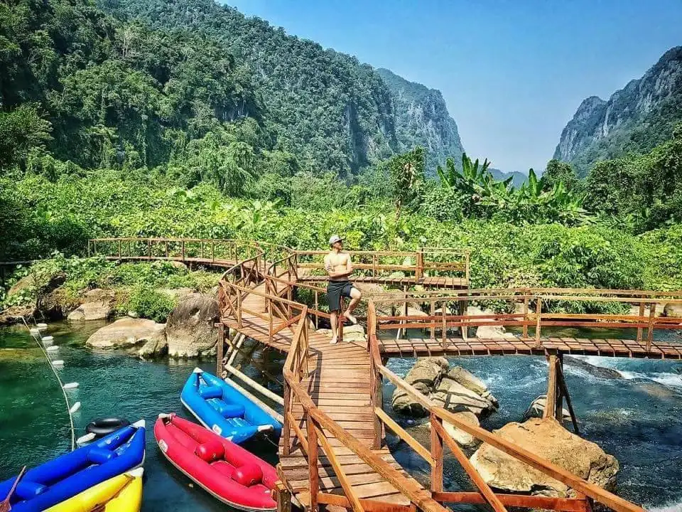 Des kayaks à Nuoc Mooc, le sentier sur pilotis et les sources du parc.