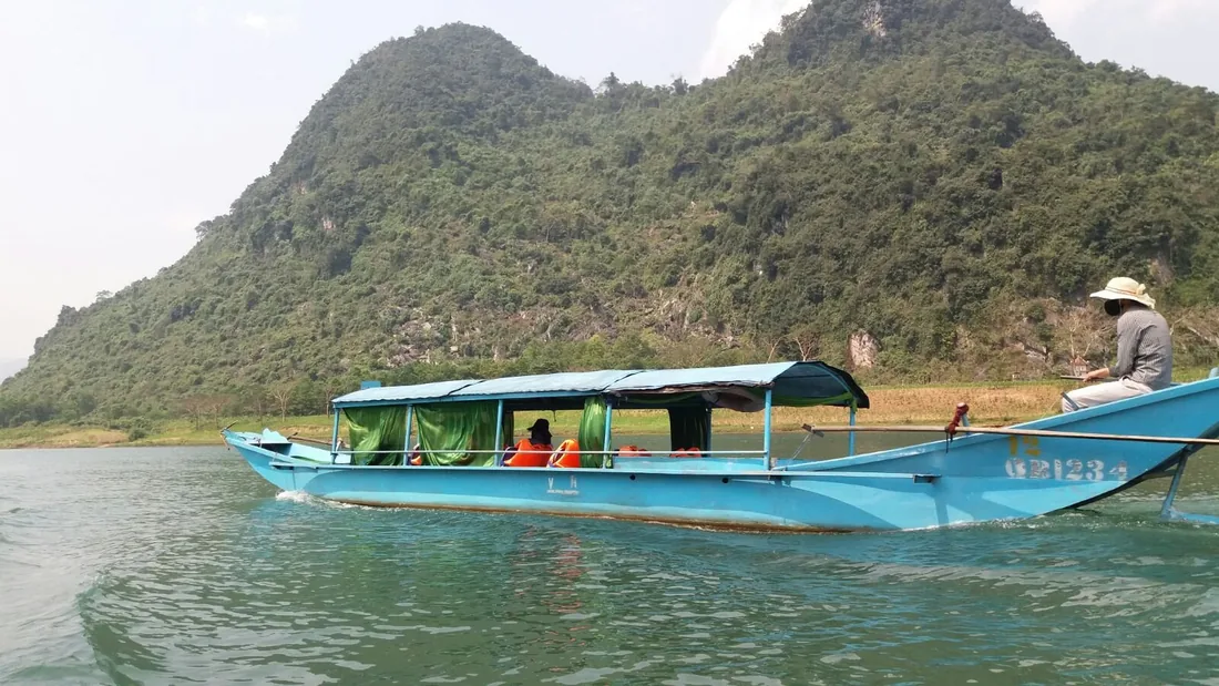 Hang Tien: boat ride