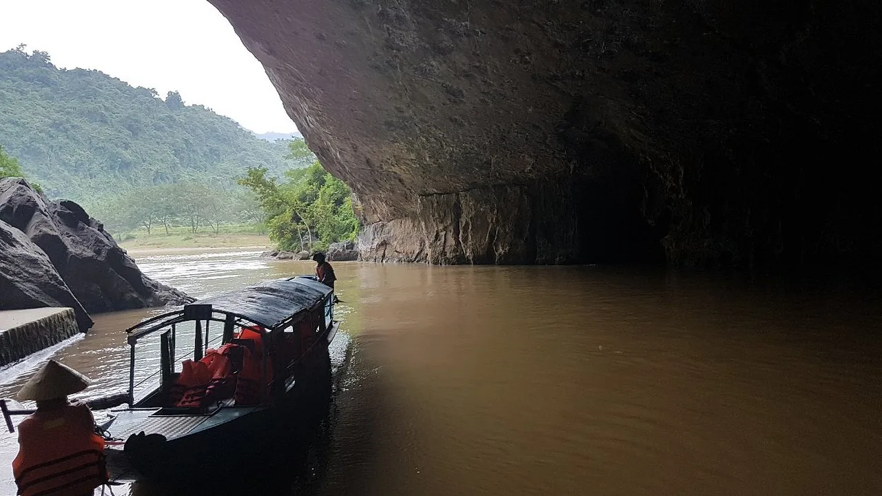 Hang Tien, cave