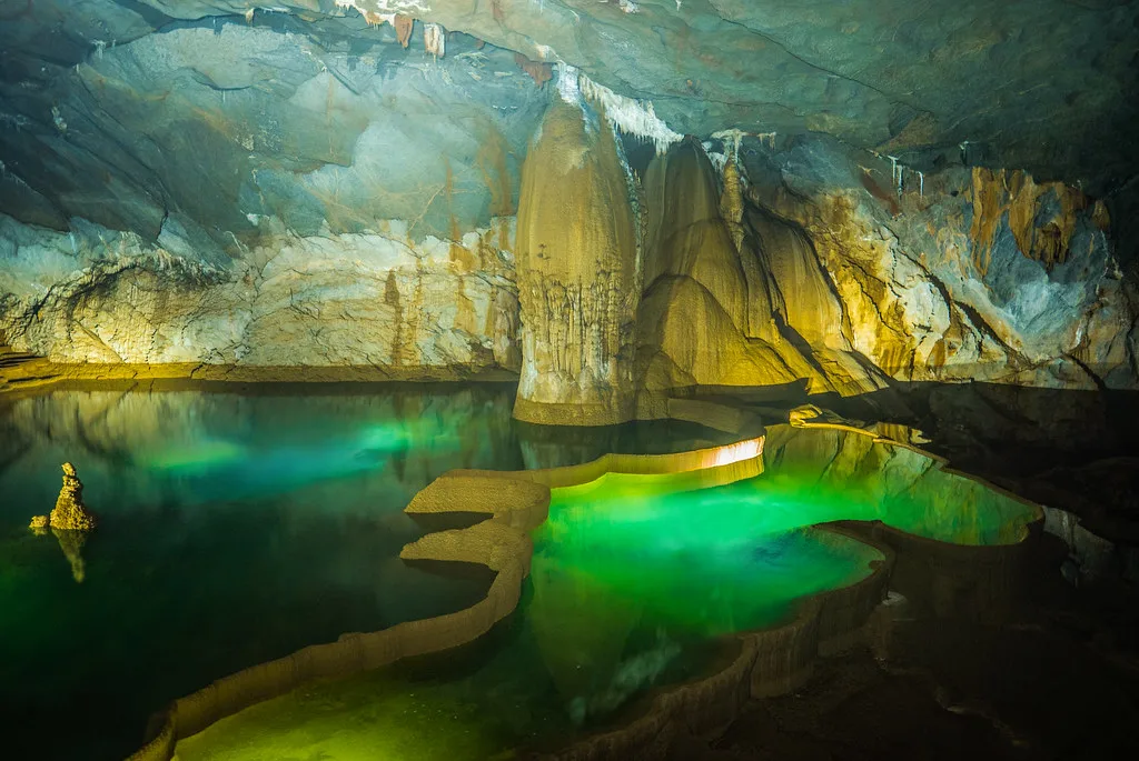 Hang Va: the lagoon inside the cave