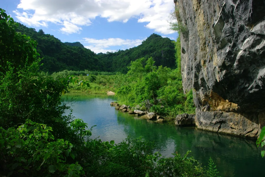 Tra Ang Cave: Stunning natural surroundings