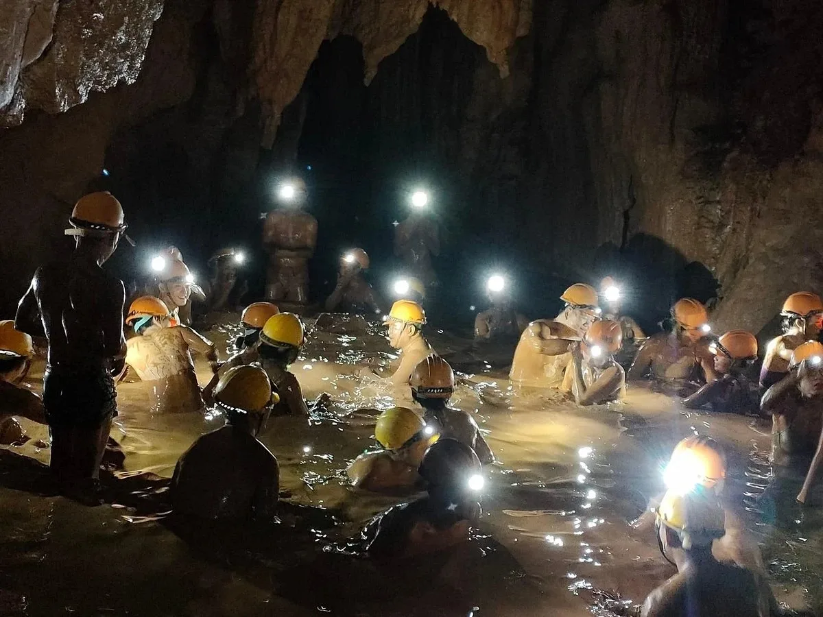 Le bain de boue dans la Dark Cave. Rien que des frontales : ici, rien n'est éclairé.