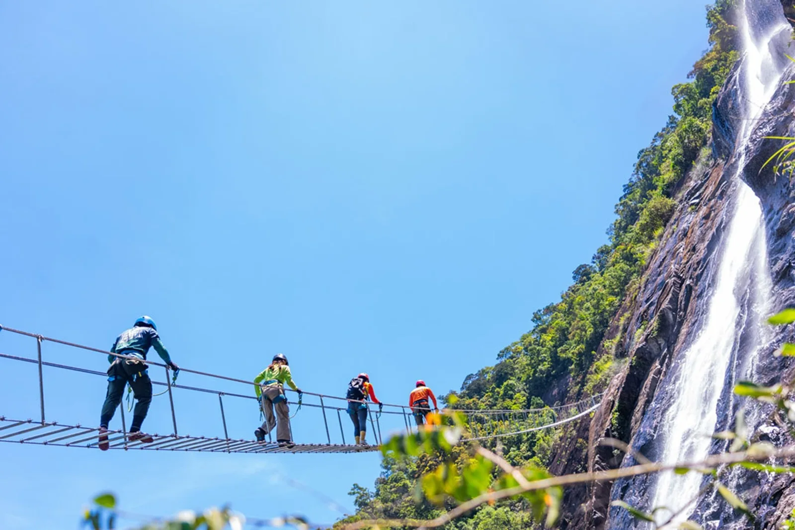 Traversée sous les chutes. Bach Ma est à quatre heures de Phong Nha, ce que la page l'annonce d'emblée.