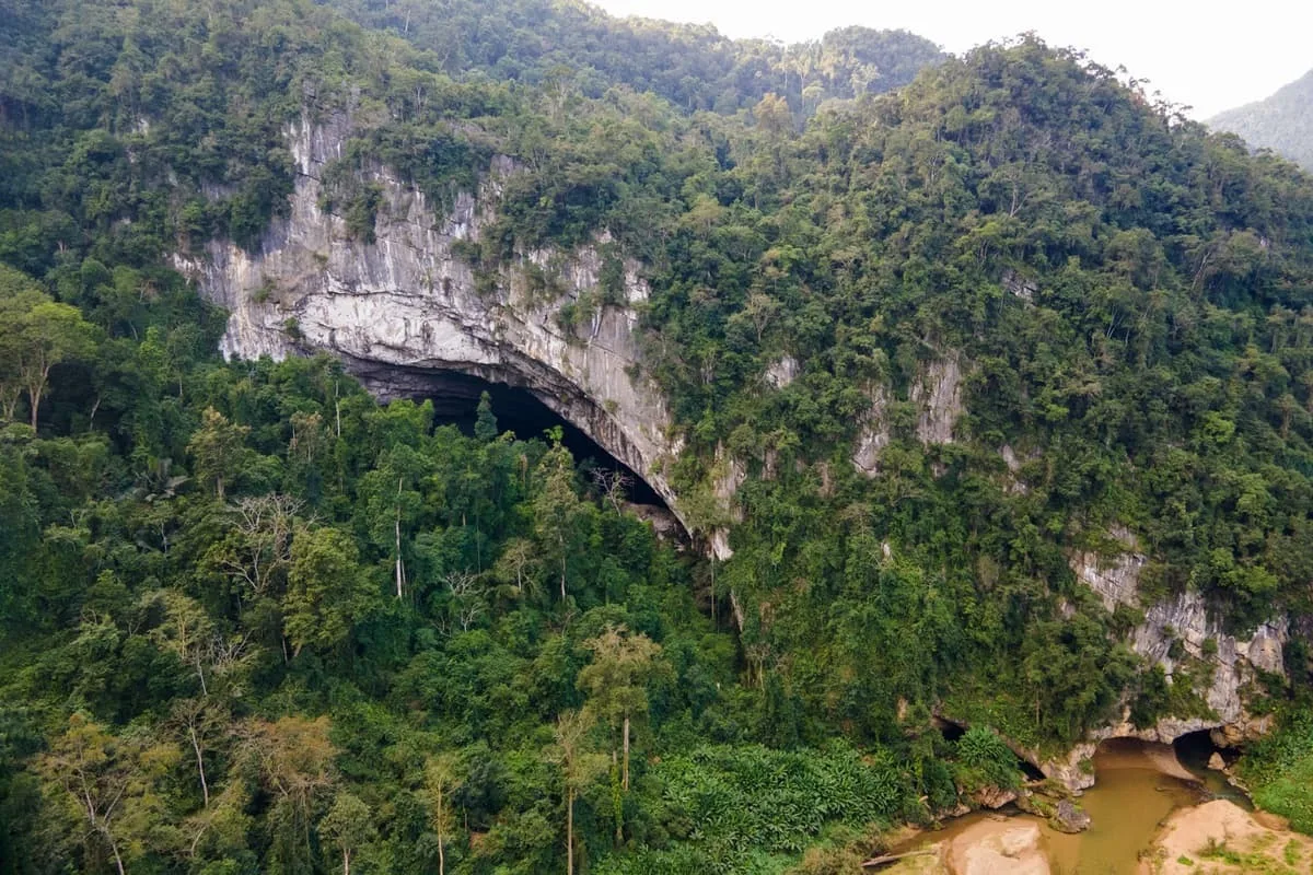 Hang En vanuit de lucht: de boog opent zich in ononderbroken jungle.