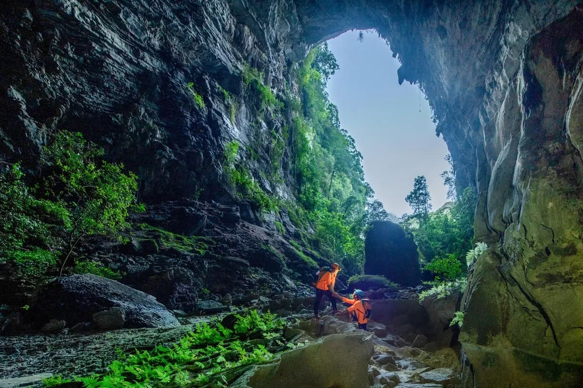 Il fiume che esce dall'ingresso della grotta nel sistema di Hang Tien.