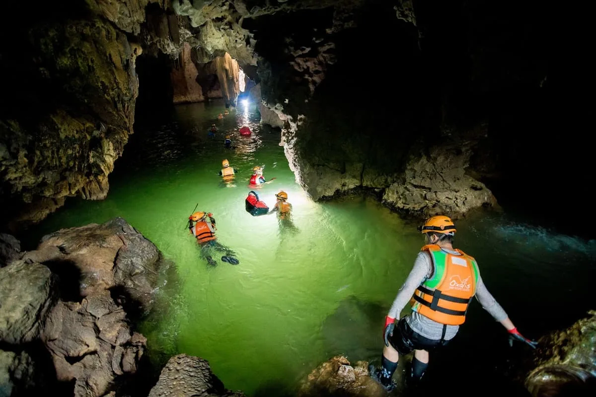 Si attraversa a nuoto una vasca illuminata nel sistema di Hang Tien.
