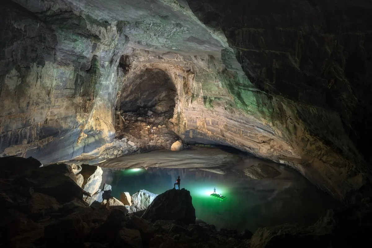 The main chamber of Hang Nuoc Nut with its green pool