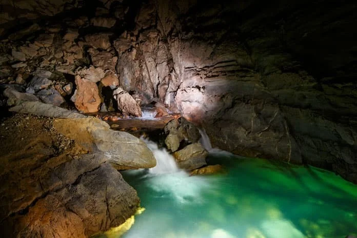 The underground river running through Hang Nuoc Nut