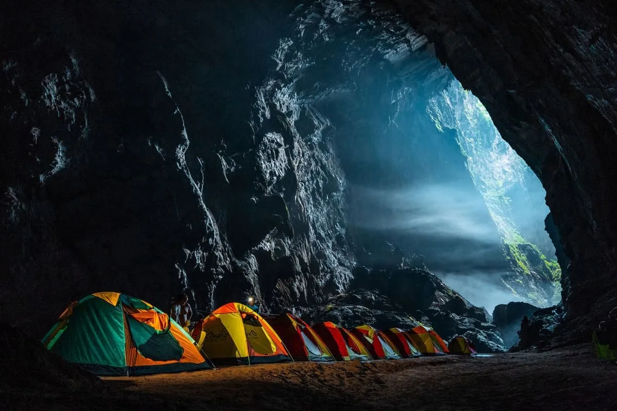 Trại trong Sơn Đoòng, dưới một đoạn trần hang đã sụp.