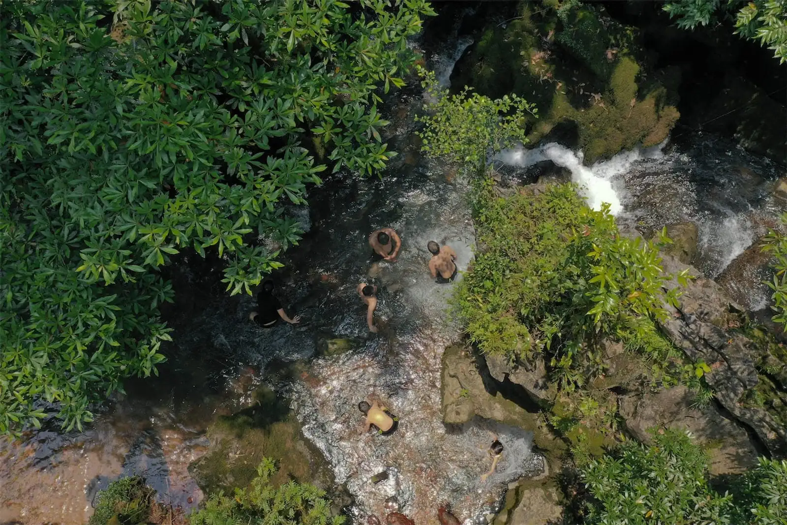 Een waterval in de jungle boven Tra Ang.