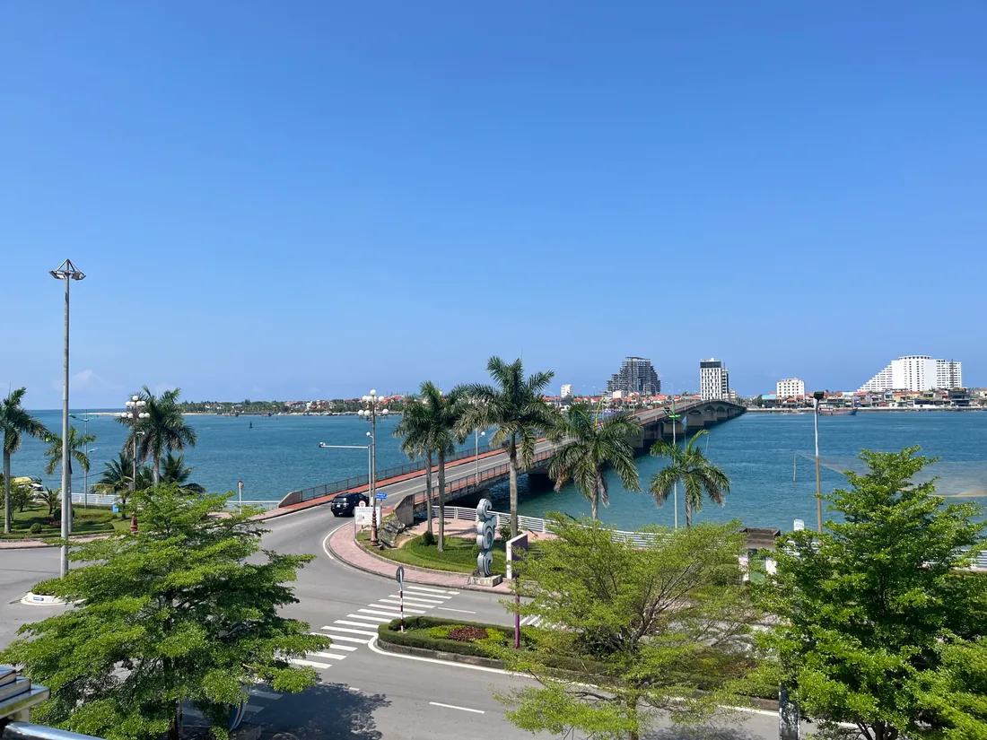 Sông Nhật Lệ và cây cầu bắc qua, ở Đồng Hới.