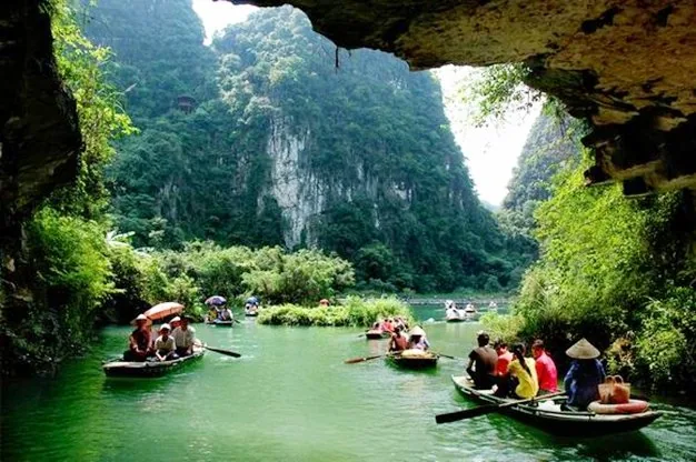 Thuyền nan trên tuyến đò Tràng An, Ninh Bình.