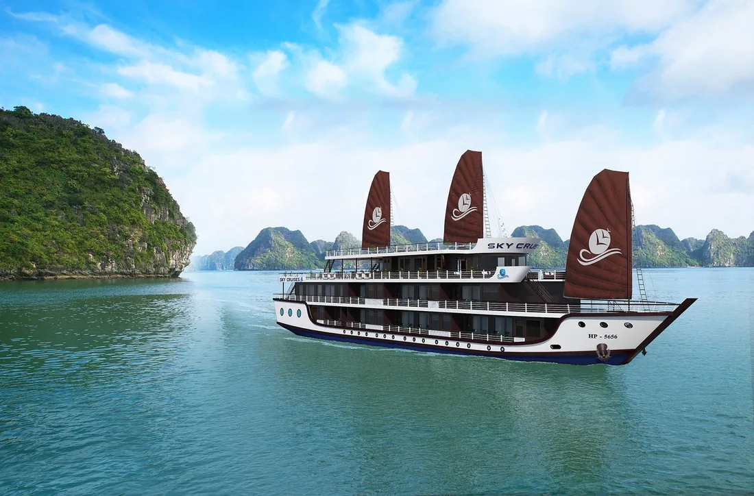 Tàu du lịch giữa những đảo đá vôi.