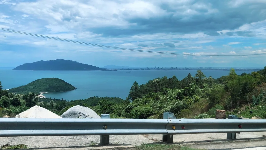 La strada costiera sopra il mare, nel Vietnam centrale.