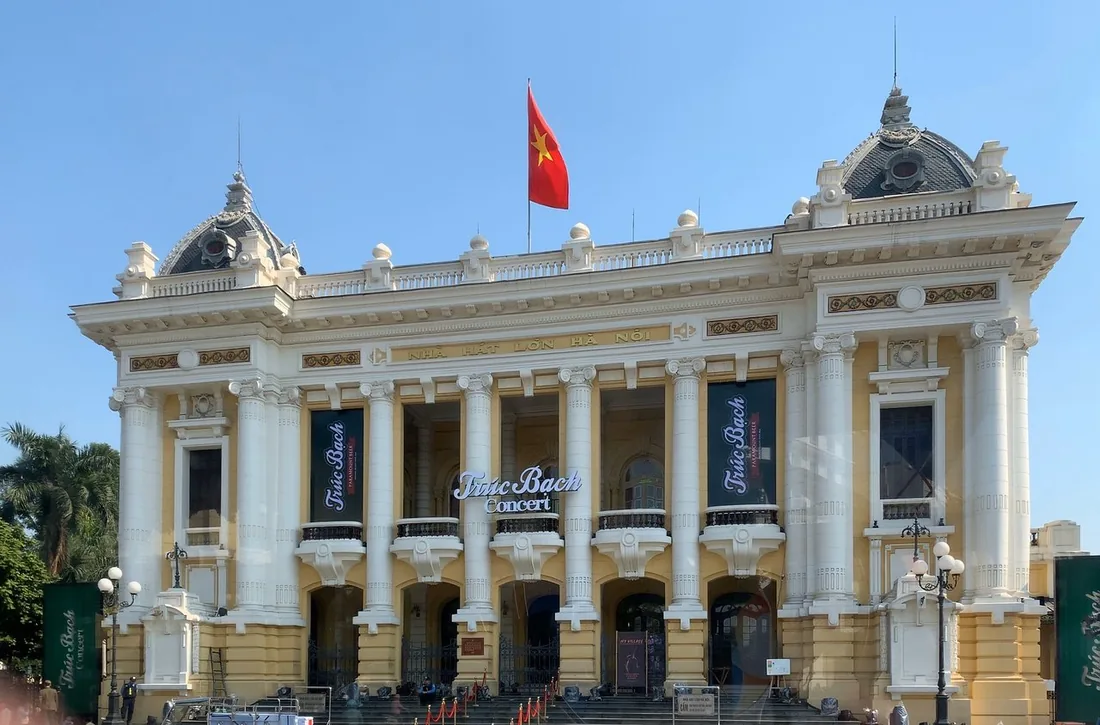 Il teatro dell'Opera di Hanoi, da dove partono quasi tutti i viaggi nord-sud.