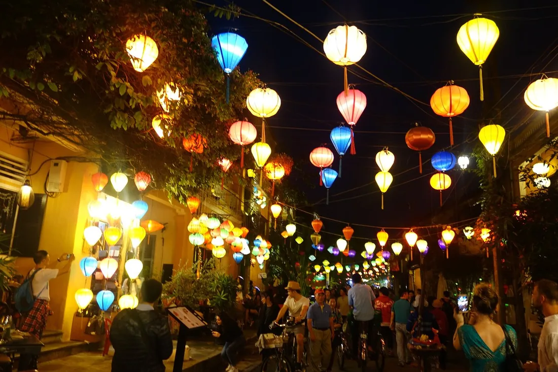 Von Lampions beleuchtete Gassen in Hoi An, dem üblichen Stopp südlich von Phong Nha.