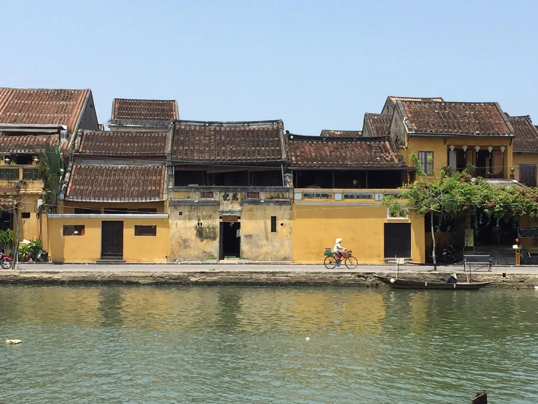 Die Uferpromenade von Hoi An, einen vollen Reisetag südlich von Phong Nha.