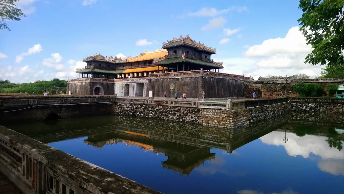 El foso y la puerta de la ciudadela imperial de Hue.
