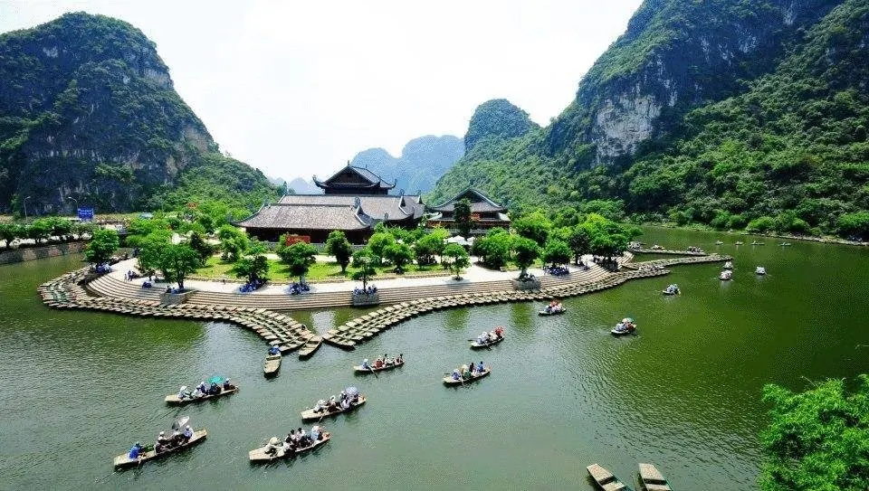 Bến thuyền Tràng An ở Ninh Bình, vùng đá vôi mà người ta hay đem so với Phong Nha.