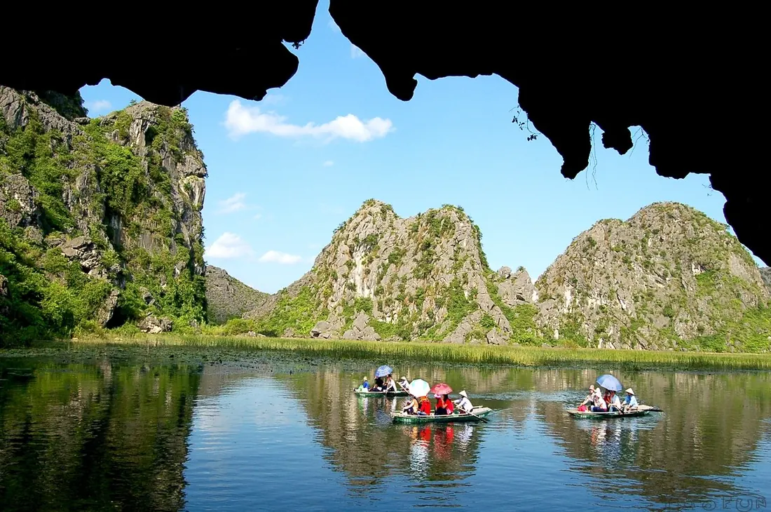 Tuyến đò Tràng An ở Ninh Bình: núi đá vôi nhưng không có hang để đi bộ vào.